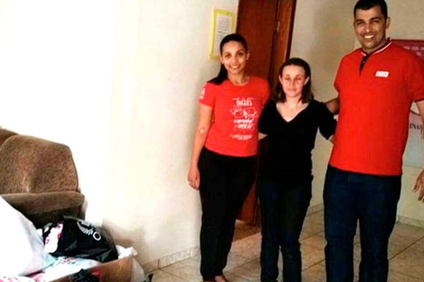 Escola de Idiomas faz campanha para agasalhar pessoas carentes em Patos de Minas