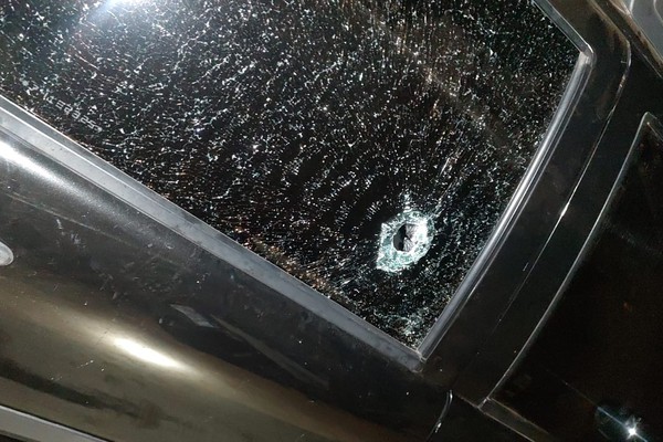 Homem é surpreendido por atirador no Quebec, mas deita entre os bancos do carro e sai ileso