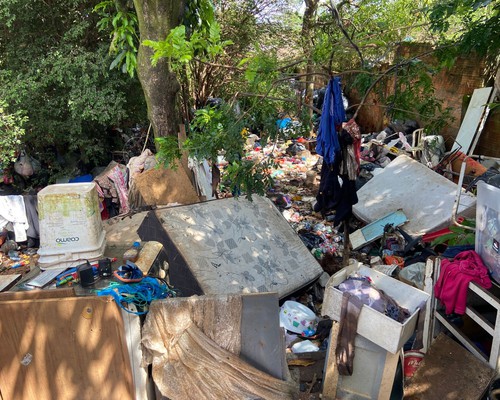 Prefeitura cumpre determinação judicial de limpeza em casas abarrotadas de lixos, em Patos de Minas