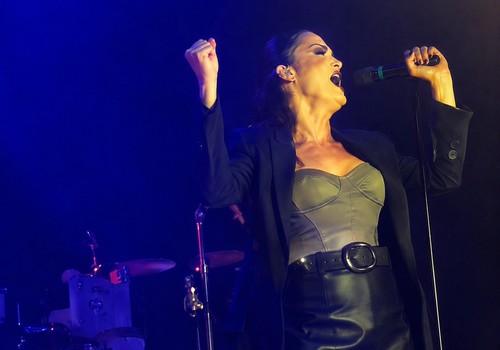 Cantora trans de Patos de Minas surpreende ao dividir o palco com Fátima Leão em show histórico; veja