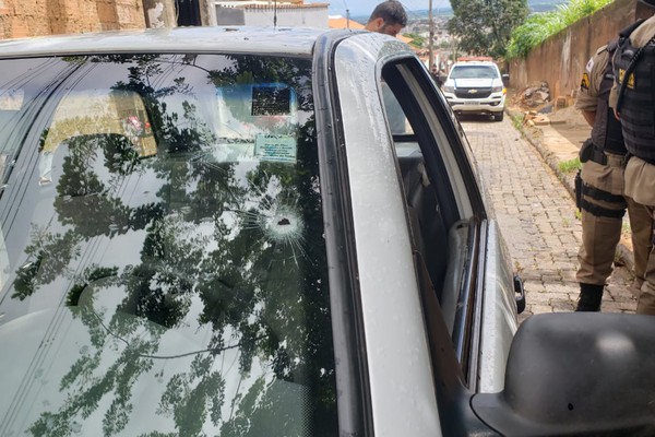 Motorista é surpreendido por atirador no bairro Vila Garcia e morre dentro de carro