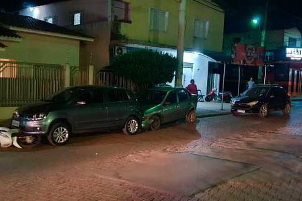 Motorista bate em três veículos parados na rua Guaranis e foge deixando o carro para trás