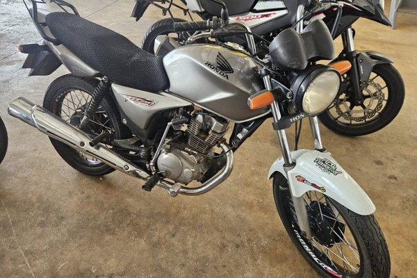 Homem é preso ao ser flagrado em moto barulhenta com caixa de som JBL Boombox, em Patrocínio