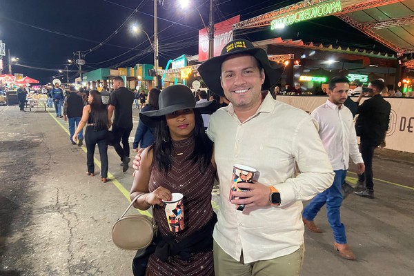 Casal fã do Natanzinho Lima vem a caráter para curtir o show na Fenamilho 2026; veja ao vivo