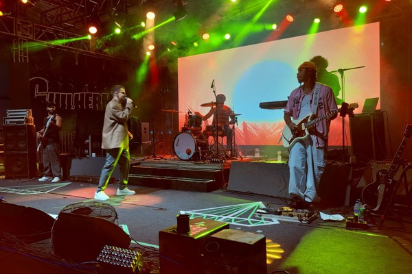 Raphael Piêit canta o melhor do rock na Fenapraça 2026; veja ao vivo
