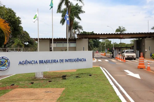 PF indicia Jair Bolsonaro e Ramagem no inquérito da “Abin Paralela”