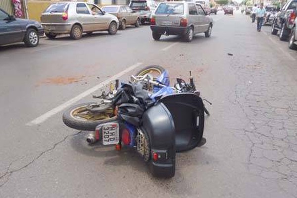 Motociclista fica ferido ao bater na traseira de caminhonete no centro da cidade