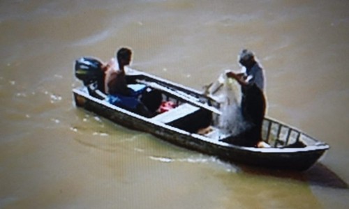 Pai e filho jogam tarrafa no Rio São Francisco, mas acabam presos por pesca proibida