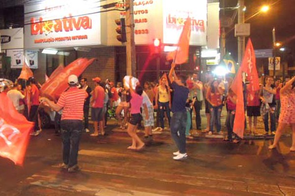 Patenses comemoram vitória de Dilma Rousseff com festa pelas ruas da cidade