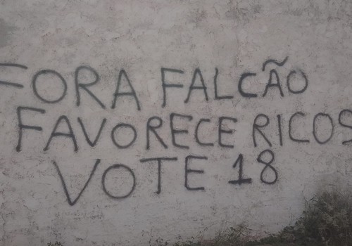 Ponto de moto-táxi é pichado com manifestação política e proprietário aciona a polícia