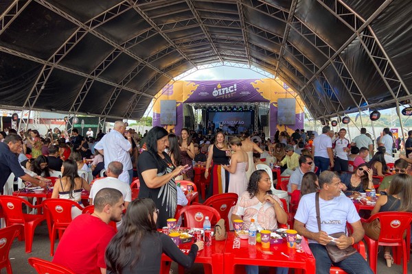 Comida saborosa e shows animados atraem várias famílias para a Oinc Fest em Patos de Minas
