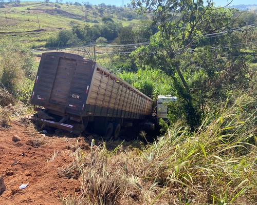 Caminhões descem ribanceira na MGC354, em Patos de Minas; mulher foi socorrida pro hospital
