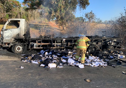 Incêndio iniciado na carroceria destrói caminhão e carga na BR 365, em Patos de Minas
