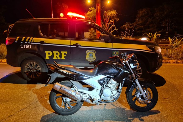 PRF de Patos de Minas recupera moto furtada em Uberlândia que seria levada para o Sergipe
