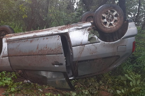 Motorista perde controle ao passar por poça de lama e veículo acaba capotando em Presidente Olegário