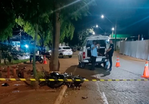 Passageira de moto morre após condutora com sintomas de embriaguez perder o controle e bater em árvore