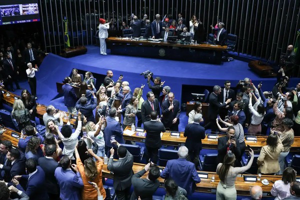 Imprensa estrangeira vê vitória de Lula em aprovação do fim da 6x1