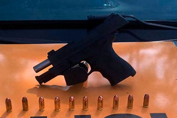 Motorista em carro com placa de Patos de Minas é preso com pistola carregada na MG230