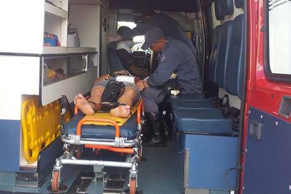 Motociclista e pedestre ficam feridos em acidente na rua Tiradentes