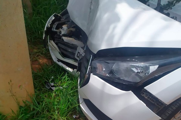 Condutora fica ferida após perder o controle e carro atingir poste em Patos de Minas
