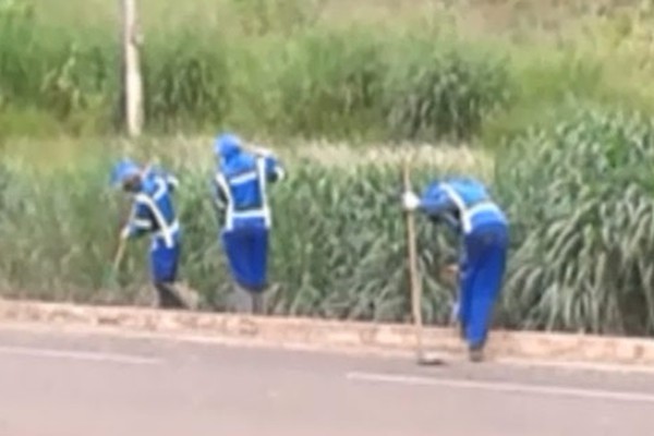 Garis contratados para limpar as ruas são flagrados jogando mato dentro do Córrego do Monjolo