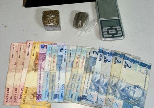 Homem ameaça idoso e acaba preso com porções de maconha e balança de precisão