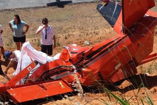 Avião de pequeno porte cai e deixa dois mortos em Guapé