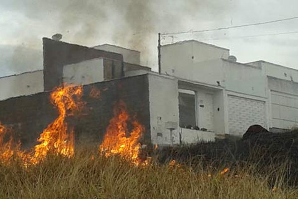 Fim das chuvas, início das queimadas e problema para muitos moradores em Patos de Minas
