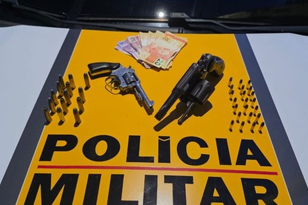 Passageiros de taxi são presos com dois revolveres e munições na MGC354