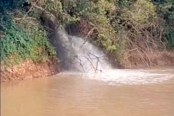 Morador denúncia despejo de esgoto nas águas do Rio Paranaíba, em Patos de Minas