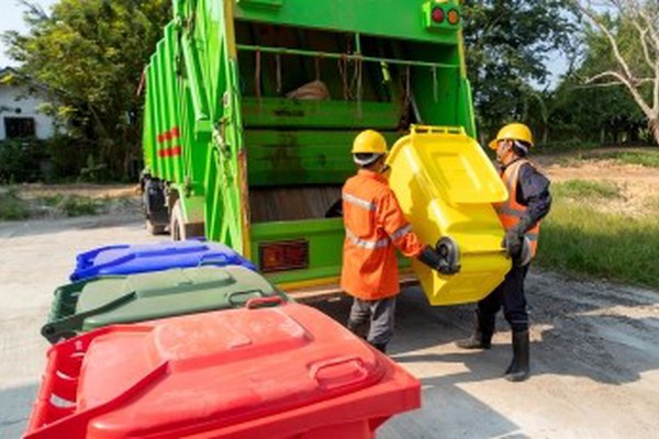 Motorista que comia dentro do caminhão de lixo terá adicional de insalubridade em grau máximo e será indenizado