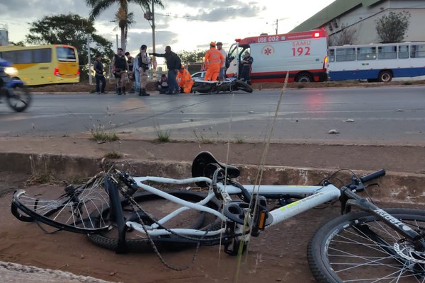 Acidente na Avenida JK deixa um ciclista e um motociclista feridos em Patos de Minas