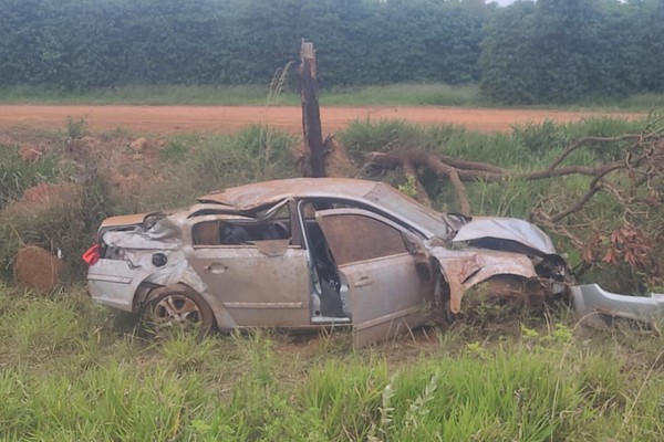 Casal de apenas 20 anos morre em grave acidente na BR 354; o carro que eles viajavam capotou