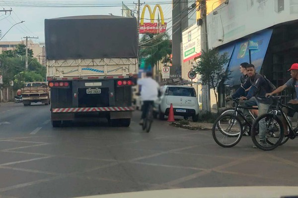 “Rabeira” em caminhão, falta de capacete e manobras em moto: imagens flagram imprudências