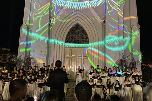 Concerto Renascer com projeção mapeada leva emoção na Catedral de Santo Antônio; veja