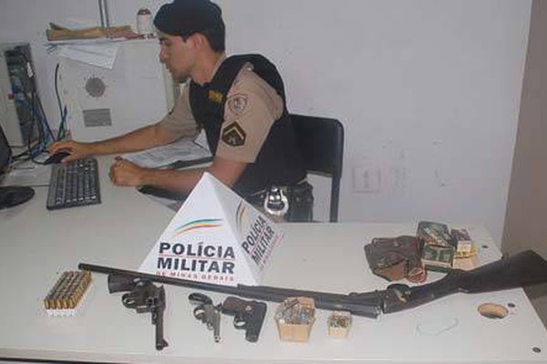 PM de Carmo do Paranaíba apreende 4 armas de fogo com senhor de 70 anos