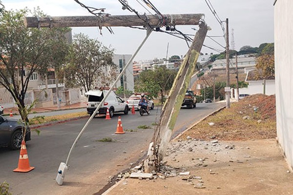 Mais um poste de iluminação pública é destruído em Patos de Minas em acidente de trânsito