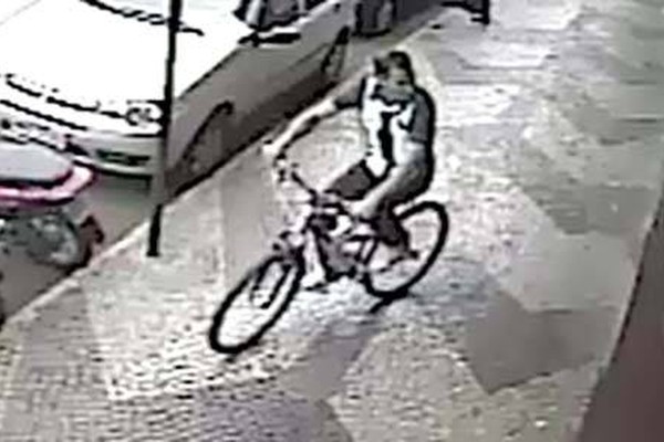 Novas imagens mostram ladrão de bicicleta fazendo mais uma vítima no centro