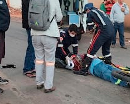 Batida entre duas motos deixa pelo menos três pessoas feridas no bairro Lagoa Grande
