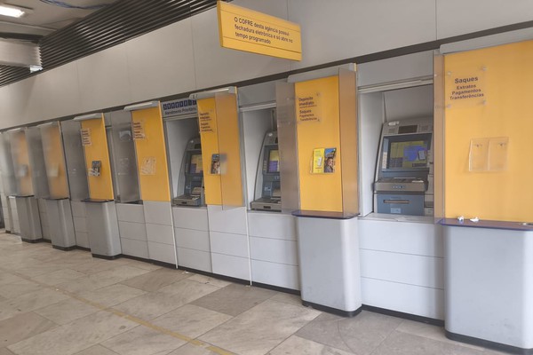 Usando meio ardiloso, homem furta cartão no Banco do Brasil e compra dois Iphones