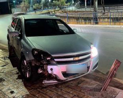 Carro atinge barras de ferro de proteção na Av. Fátima Porto e acaba preso em Patos de Minas