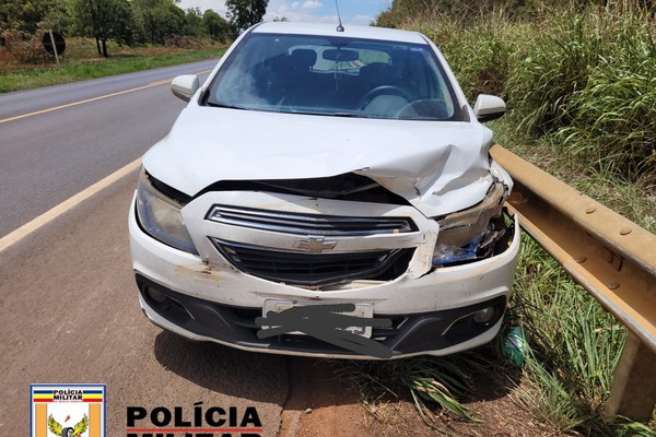 Motorista sofre acidente após desviar de carro que tentava entrar em pamonharia na BR-354