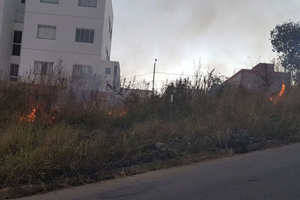 Em tempo de sequidão, moradores sofrem com queimadas em lotes vagos de Patos de Minas