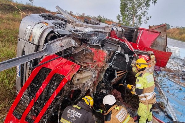 Após 2 horas de resgate, bombeiros salvam motorista que capotou caminhão e ficou preso às ferragens na BR 365