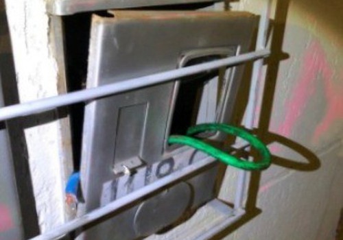 Homem é preso em flagrante após arrombar padrão de energia e tentar cortar fiação com faca