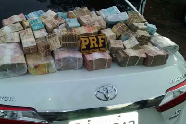 Homem é preso pela PRF com R$ 1 milhão em compartimento secreto de veículo na BR 365