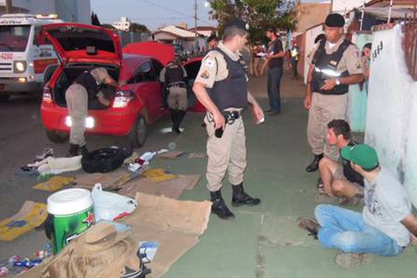 Dupla presa pela Polícia Militar levava droga escondida em painel de carro