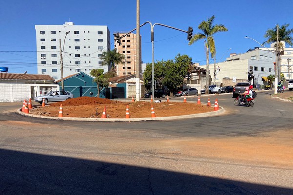 Trânsito é liberado na rotatória construída no encontro da av. Padre Almir com a av. Paracatu