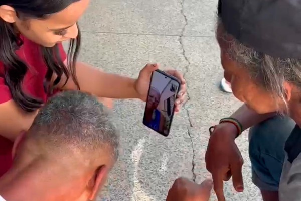 Tininho grava vídeo para loja de roupas e é reconhecido por familiares que não o viam há décadas