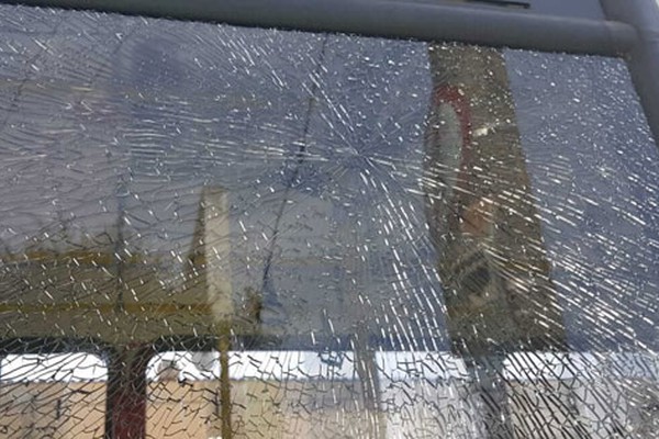 Ônibus coletivo de Patos de Minas é atacado com pedrada quando transportava passageiros 